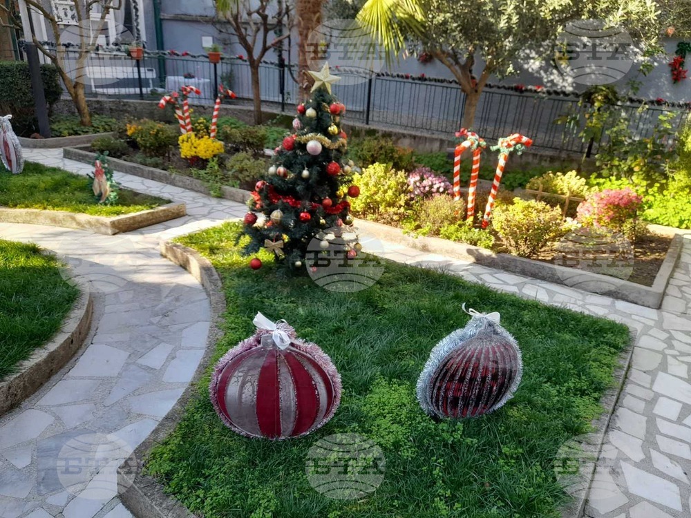 Ученици от Основно училище „Кочо Мавродиев“ украсиха къщата музей „Ванга“ в Петрич